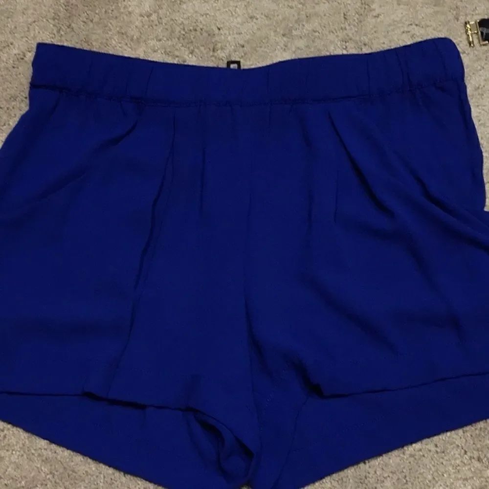 New. BCBG MAXAZRIA blue pleated shorts. NWOT